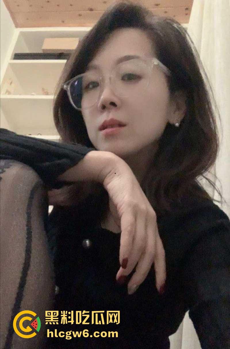 涡阳县小学女校长塌房视频流出 风韵少妇上位疑似靠教育局长床上绩效 后入摇床摇出来的校长椅稳如泰山!-9