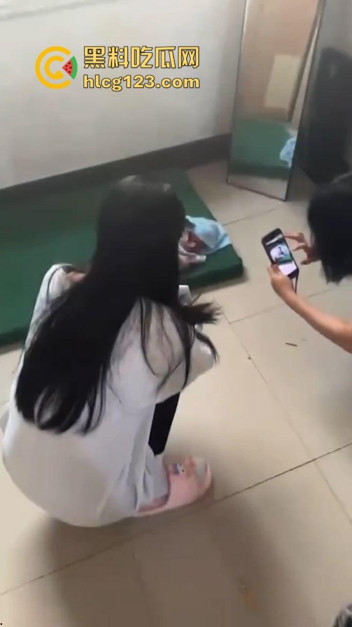 血腥慎入!令人发指在校女大学生突然在公厕临盆生孩子 又弃之不管!-3