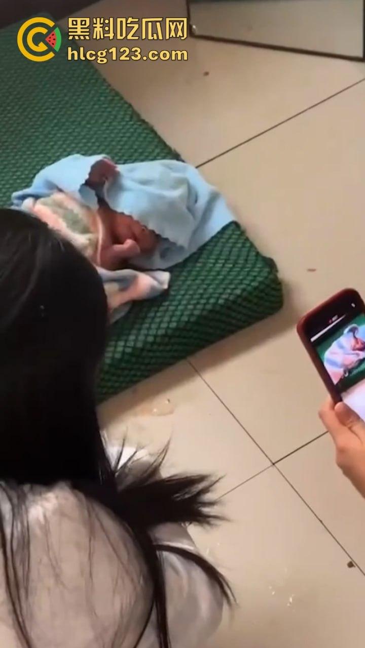 血腥慎入!令人发指在校女大学生突然在公厕临盆生孩子 又弃之不管!-5