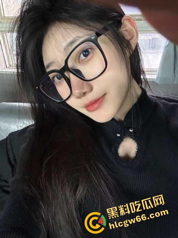 体育生约操肥臀白虎福利姬【V10turbo】蜜桃骚穴狂喷淫水，巨屌怼进逼缝射满膛，操到床单发烫！