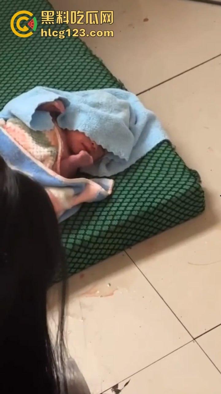 血腥慎入!令人发指在校女大学生突然在公厕临盆生孩子 又弃之不管!-8
