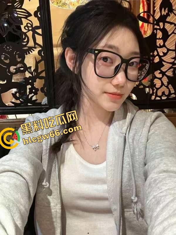 体育生约操肥臀白虎福利姬【V10turbo】蜜桃骚穴狂喷淫水,巨屌怼进逼缝射满膛,操到床单发烫!-3