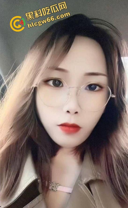 佛山小区人妻骚妇『邵萍丽』偷情嫌老公三下完事,转头让我操得腿软叫不停,高潮后主动舔鸡巴喊香!-4