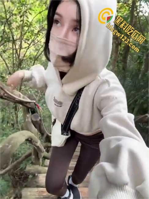 推特登山媛【李娜娜】卖逼方法超出想象，就喜欢落单的登山大哥，露出吃鸡野战！