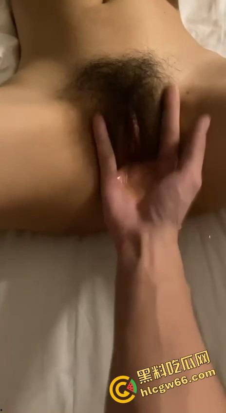 佛山小区人妻骚妇『邵萍丽』偷情嫌老公三下完事,转头让我操得腿软叫不停,高潮后主动舔鸡巴喊香!-13