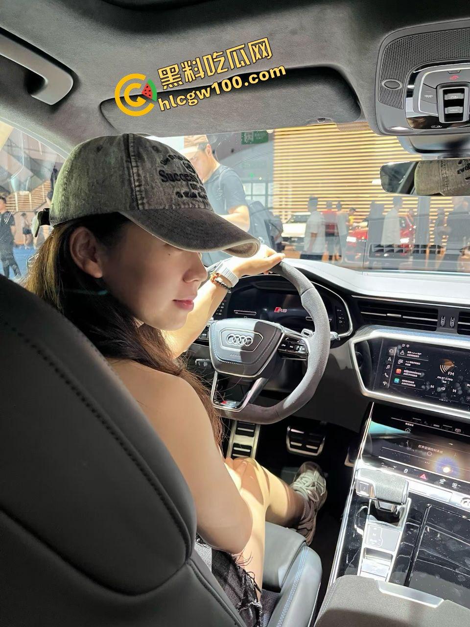 上海多金大哥约炮反差拜金骚鸡『余清思』开奥迪RS成功得吃 车上抠逼酒店操逼 淫乱邂逅独家曝光流出!-3