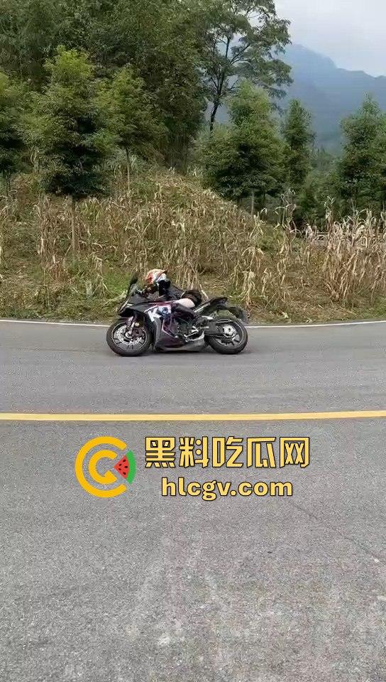 小仙女骑摩托压弯失败摔车！摔得惨不忍睹，看到吃瓜群众拍摄直接破防大骂！