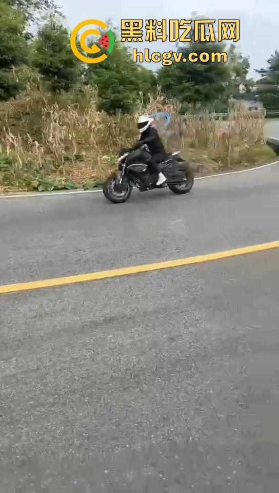 小仙女骑摩托压弯失败摔车!摔得惨不忍睹,看到吃瓜群众拍摄直接破防大骂!-2