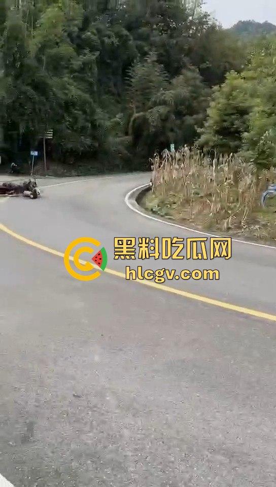 小仙女骑摩托压弯失败摔车!摔得惨不忍睹,看到吃瓜群众拍摄直接破防大骂!-3