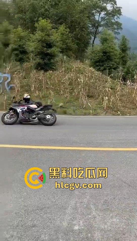 小仙女骑摩托压弯失败摔车!摔得惨不忍睹,看到吃瓜群众拍摄直接破防大骂!-4