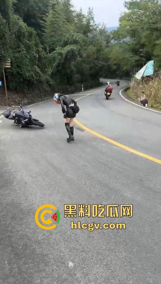 小仙女骑摩托压弯失败摔车!摔得惨不忍睹,看到吃瓜群众拍摄直接破防大骂!-5