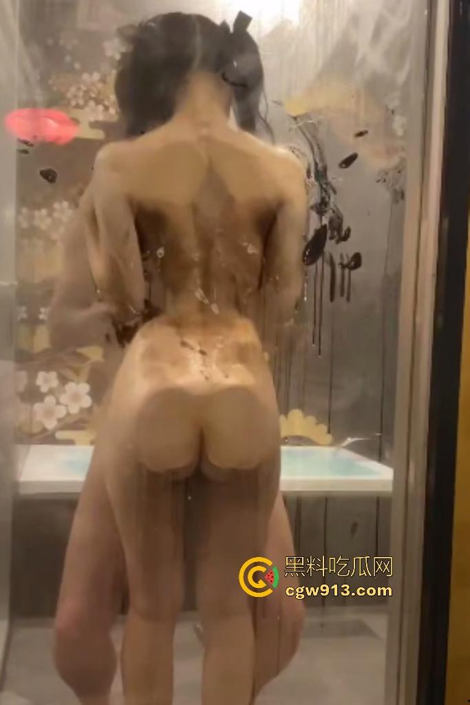 北体大舞蹈生【卢佳华】，开学找学弟试酒店的质量，浴室玻璃上屁股印好美，不论怎么操玻璃都不坏！-8