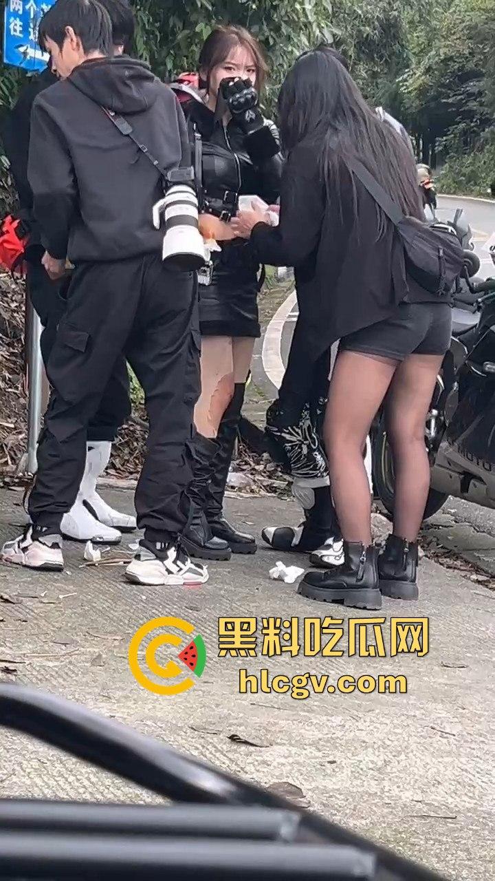 小仙女骑摩托压弯失败摔车!摔得惨不忍睹,看到吃瓜群众拍摄直接破防大骂!-6