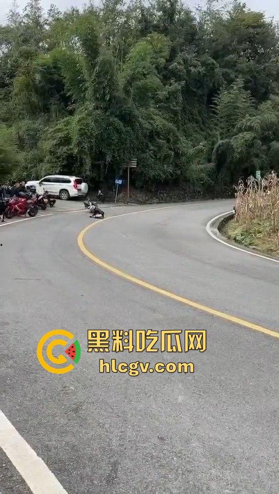 小仙女骑摩托压弯失败摔车!摔得惨不忍睹,看到吃瓜群众拍摄直接破防大骂!-9