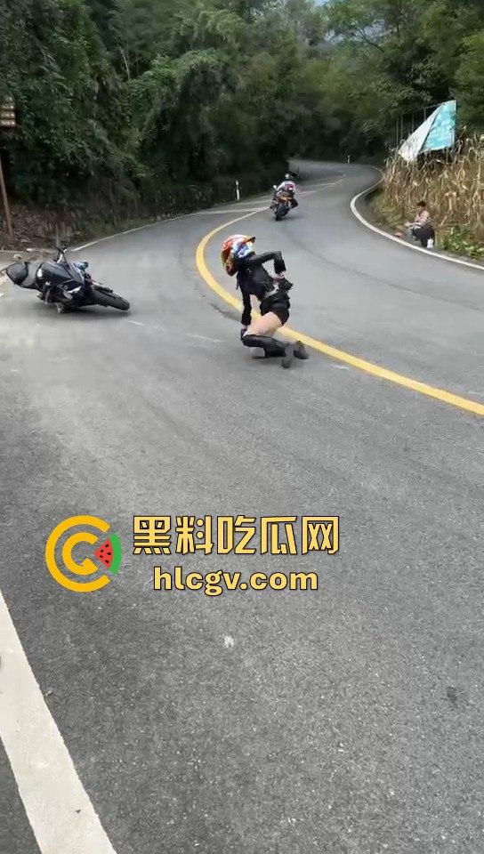 小仙女骑摩托压弯失败摔车!摔得惨不忍睹,看到吃瓜群众拍摄直接破防大骂!-10