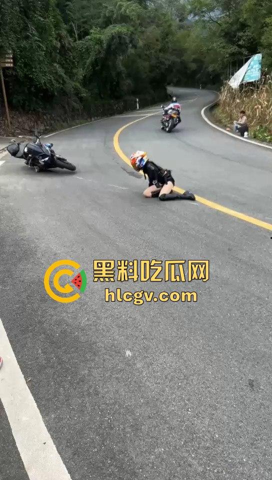 小仙女骑摩托压弯失败摔车!摔得惨不忍睹,看到吃瓜群众拍摄直接破防大骂!-11