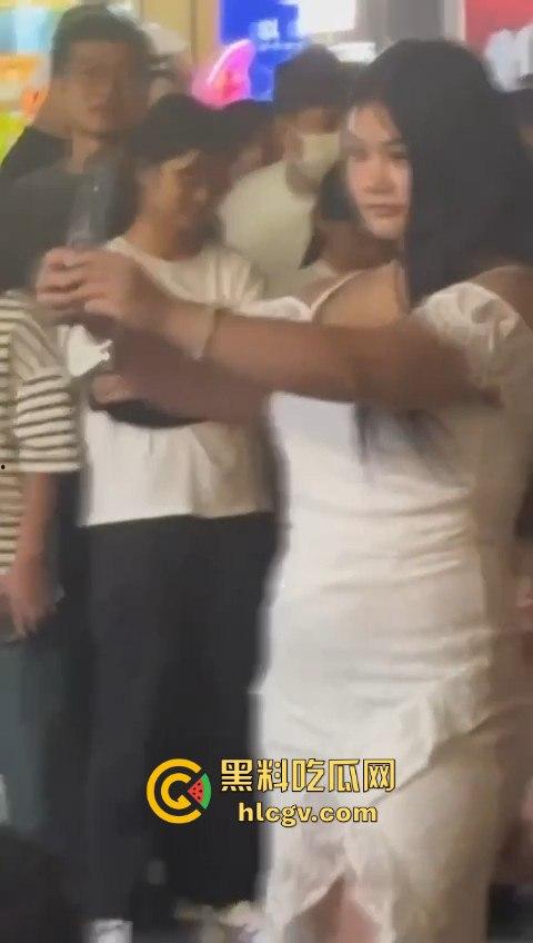 肉装女神高跟鞋一拳撂倒男友，战斗力爆棚！打完还淡定整理衣服发朋友圈，真不把人当回事！