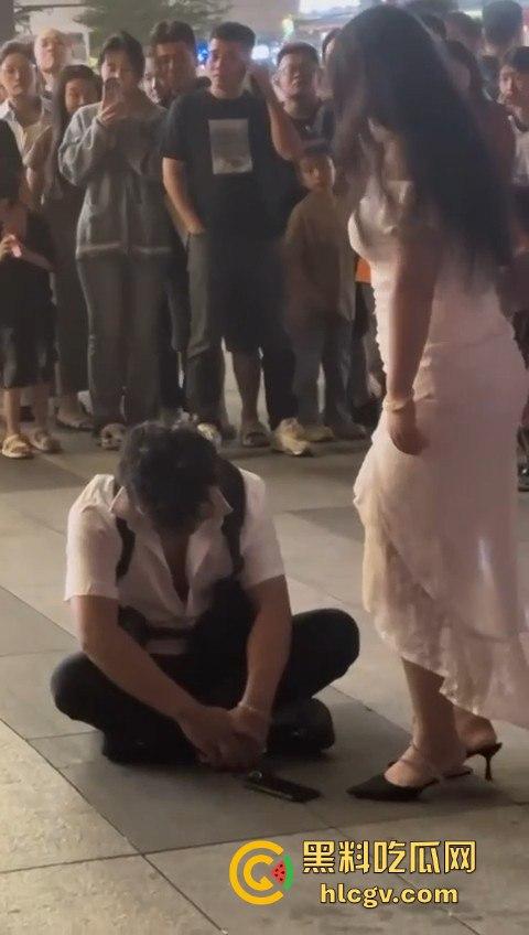 肉装女神高跟鞋一拳撂倒男友,战斗力爆棚!打完还淡定整理衣服发朋友圈,真不把人当回事!-2