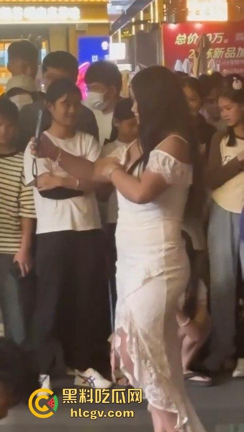 肉装女神高跟鞋一拳撂倒男友,战斗力爆棚!打完还淡定整理衣服发朋友圈,真不把人当回事!-5