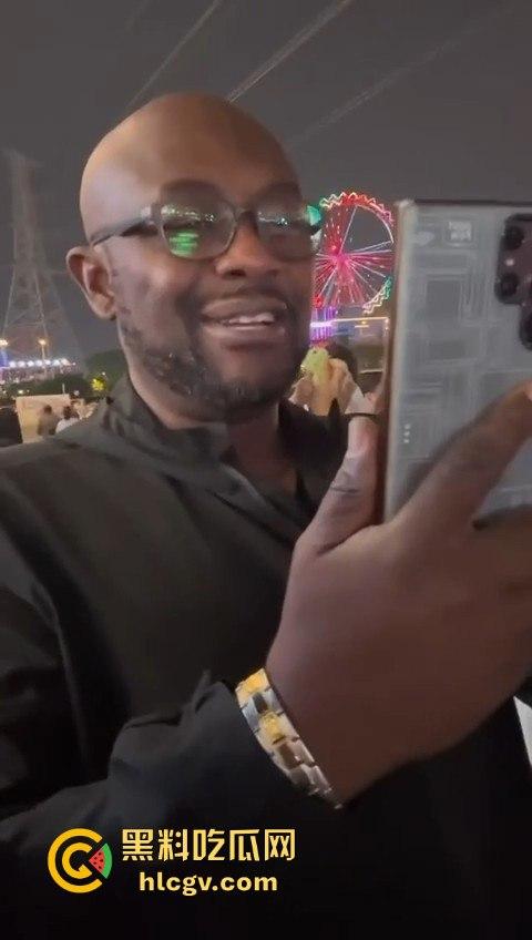 肉装女神高跟鞋一拳撂倒男友,战斗力爆棚!打完还淡定整理衣服发朋友圈,真不把人当回事!-6