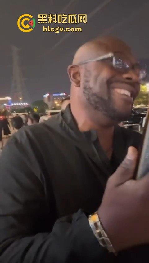 肉装女神高跟鞋一拳撂倒男友,战斗力爆棚!打完还淡定整理衣服发朋友圈,真不把人当回事!-7