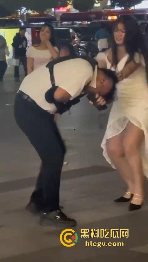 肉装女神高跟鞋一拳撂倒男友,战斗力爆棚!打完还淡定整理衣服发朋友圈,真不把人当回事!-8