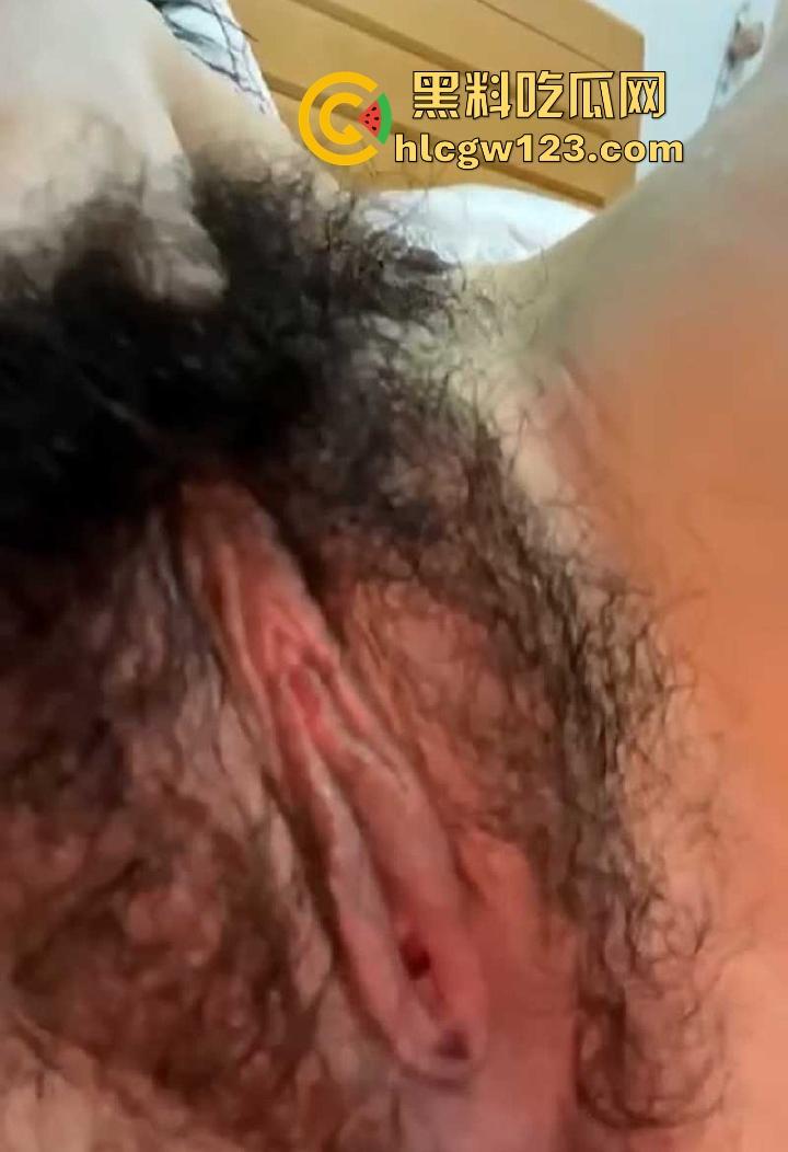 湖南长沙人妻【刘慧怡】网上裸聊视频流出 自慰扣穴画面惹火至极 高冷外表下是欲求不满的反差母狗!-7