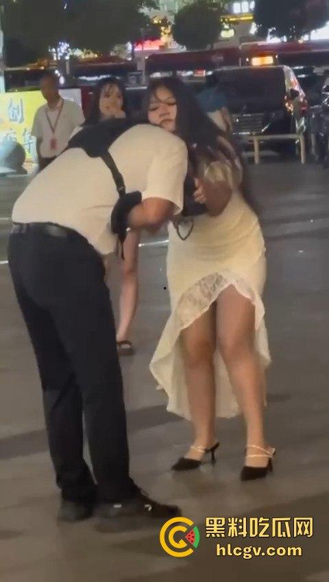 肉装女神高跟鞋一拳撂倒男友,战斗力爆棚!打完还淡定整理衣服发朋友圈,真不把人当回事!-9