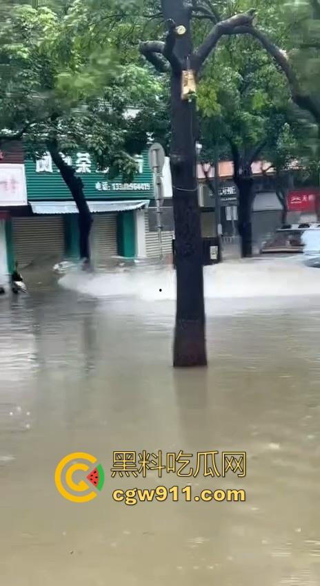 台风作恶,人祸更甚! 暴雨成灾仰望U8车主在积水中行驶来回,水浪把多家店铺玻璃被拍碎,人渣!-5
