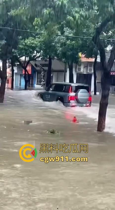 台风作恶,人祸更甚! 暴雨成灾仰望U8车主在积水中行驶来回,水浪把多家店铺玻璃被拍碎,人渣!-6