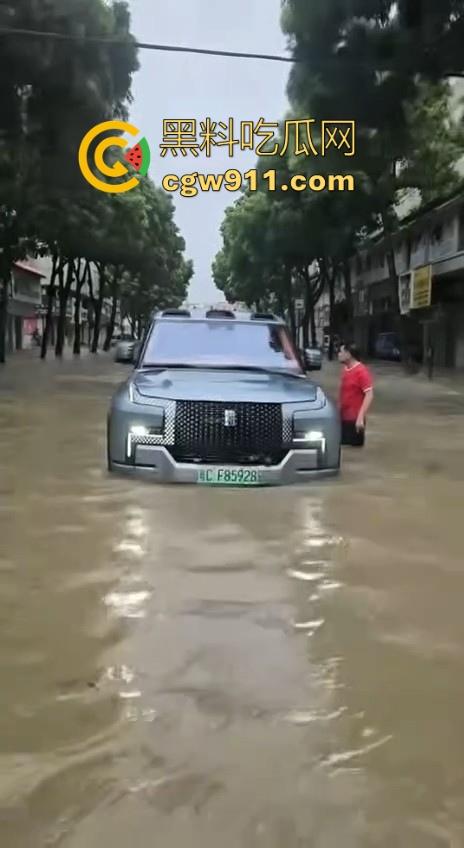 台风作恶,人祸更甚! 暴雨成灾仰望U8车主在积水中行驶来回,水浪把多家店铺玻璃被拍碎,人渣!-7