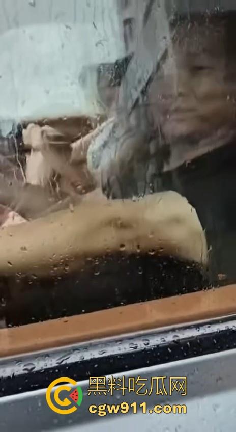 台风作恶,人祸更甚! 暴雨成灾仰望U8车主在积水中行驶来回,水浪把多家店铺玻璃被拍碎,人渣!-8