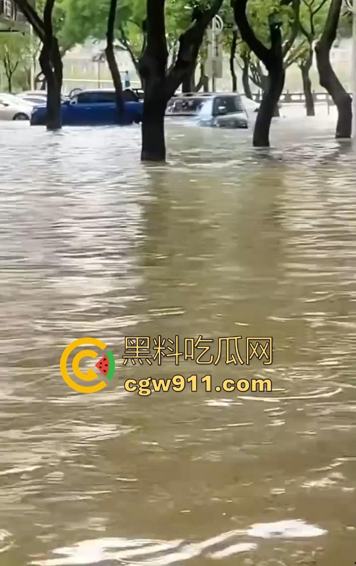 台风作恶,人祸更甚! 暴雨成灾仰望U8车主在积水中行驶来回,水浪把多家店铺玻璃被拍碎,人渣!-9