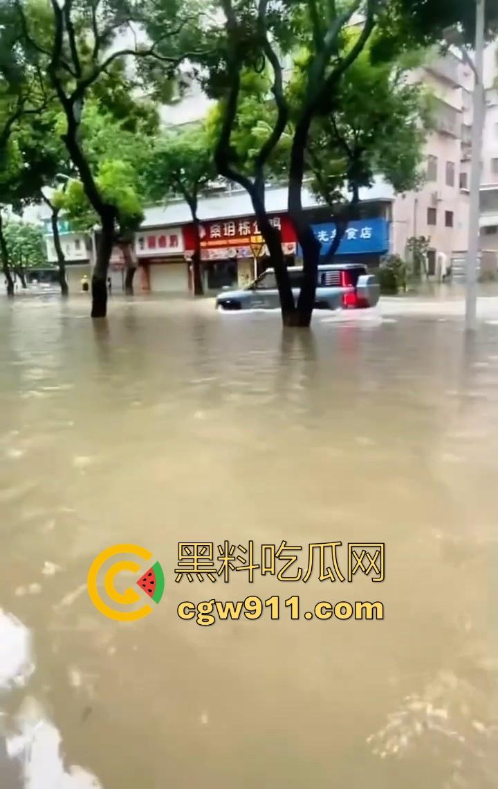 台风作恶,人祸更甚! 暴雨成灾仰望U8车主在积水中行驶来回,水浪把多家店铺玻璃被拍碎,人渣!-10