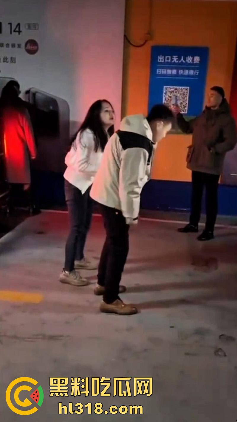 地下停车场捉奸，女子联合亲友抓小三，当场逮住老公和小三亲热，将两人围堵殴打，打人者已经被刑拘！