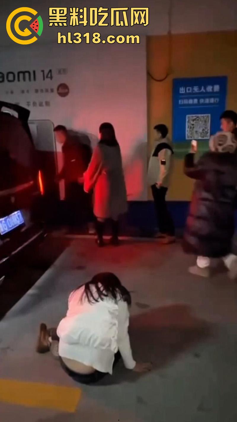 地下停车场捉奸,女子联合亲友抓小三,当场逮住老公和小三亲热,将两人围堵殴打,打人者已经被刑拘!-2