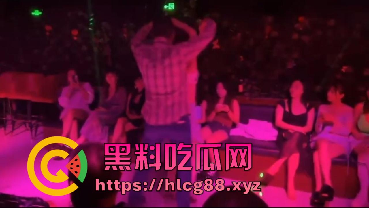 春天的信号?不是花开,而是舞厅里大白腿全都跳起来了!莎莎舞一开,一包利群换个妹子,今晚老子就是皇帝!-8