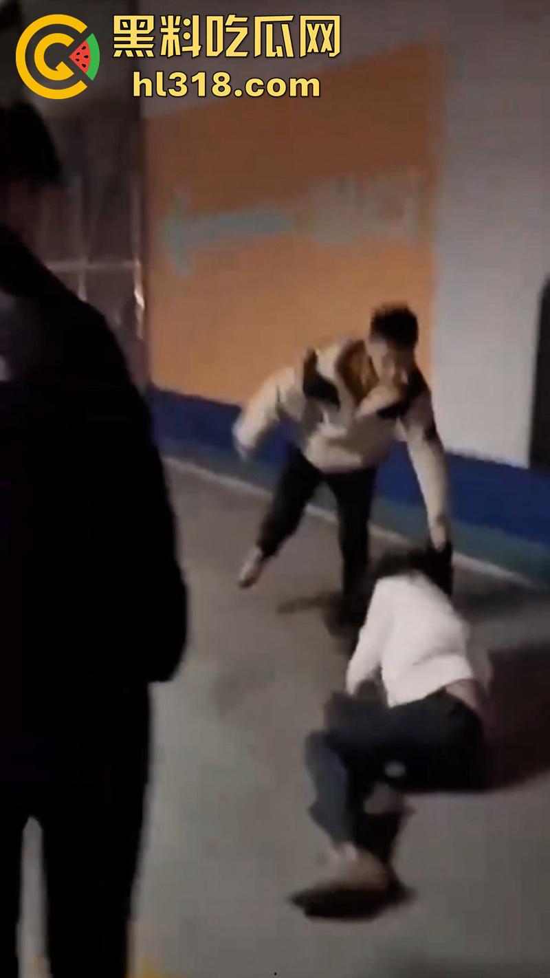地下停车场捉奸,女子联合亲友抓小三,当场逮住老公和小三亲热,将两人围堵殴打,打人者已经被刑拘!-4