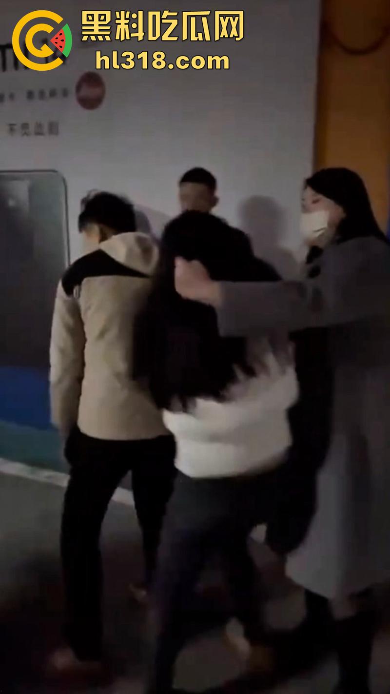 地下停车场捉奸,女子联合亲友抓小三,当场逮住老公和小三亲热,将两人围堵殴打,打人者已经被刑拘!-5