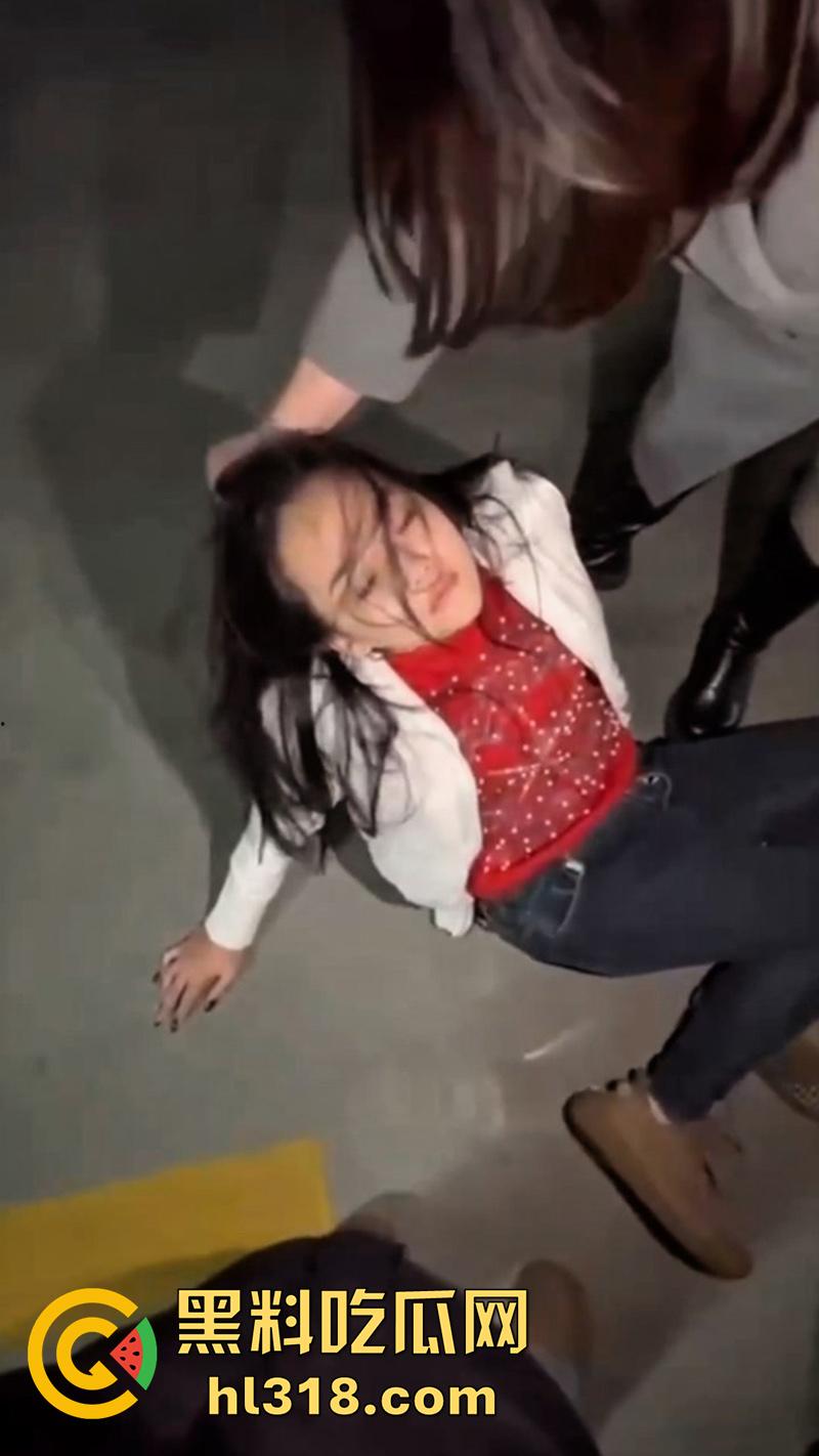地下停车场捉奸,女子联合亲友抓小三,当场逮住老公和小三亲热,将两人围堵殴打,打人者已经被刑拘!-6