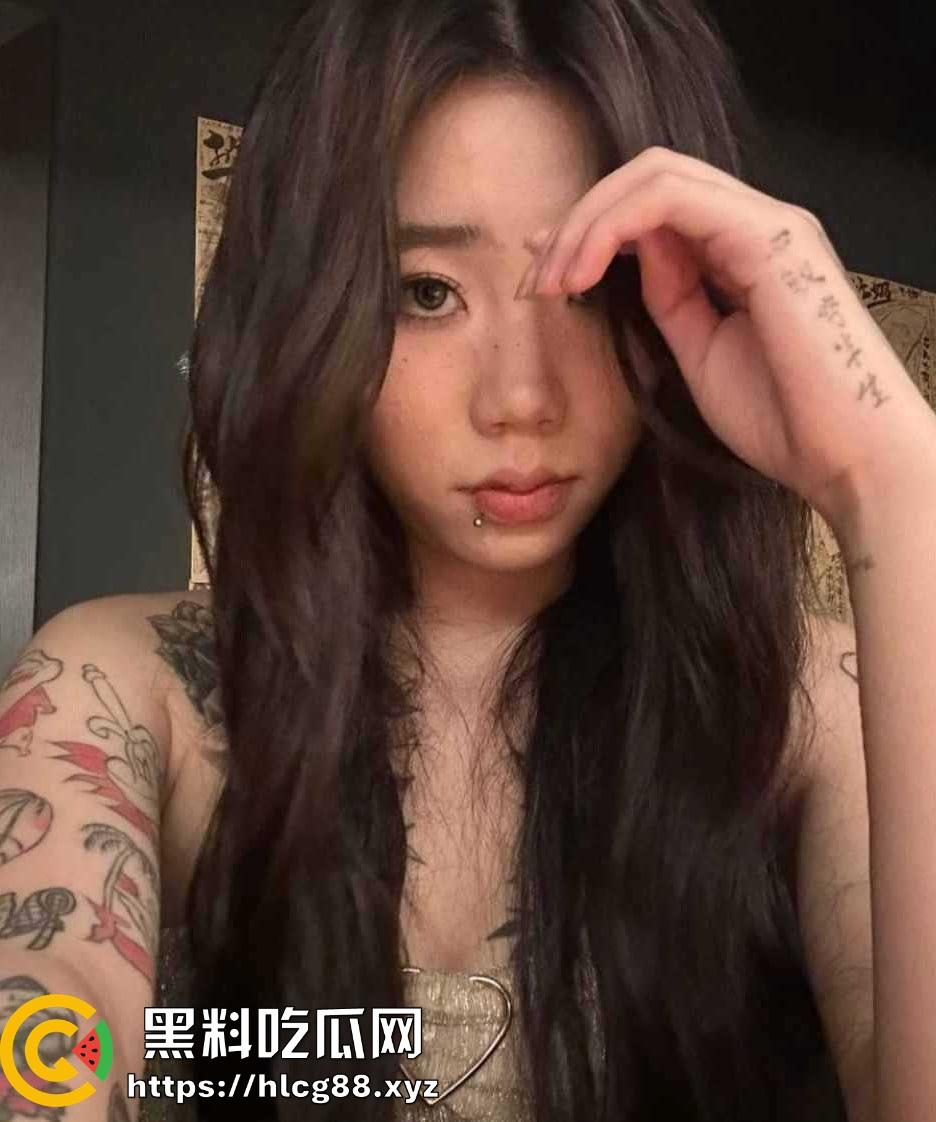 河北精神小妹【向如意】变骚符文婊，骚穴被捅得稀碎！身材辣眼姿势下贱，看的想冲她浪洞！