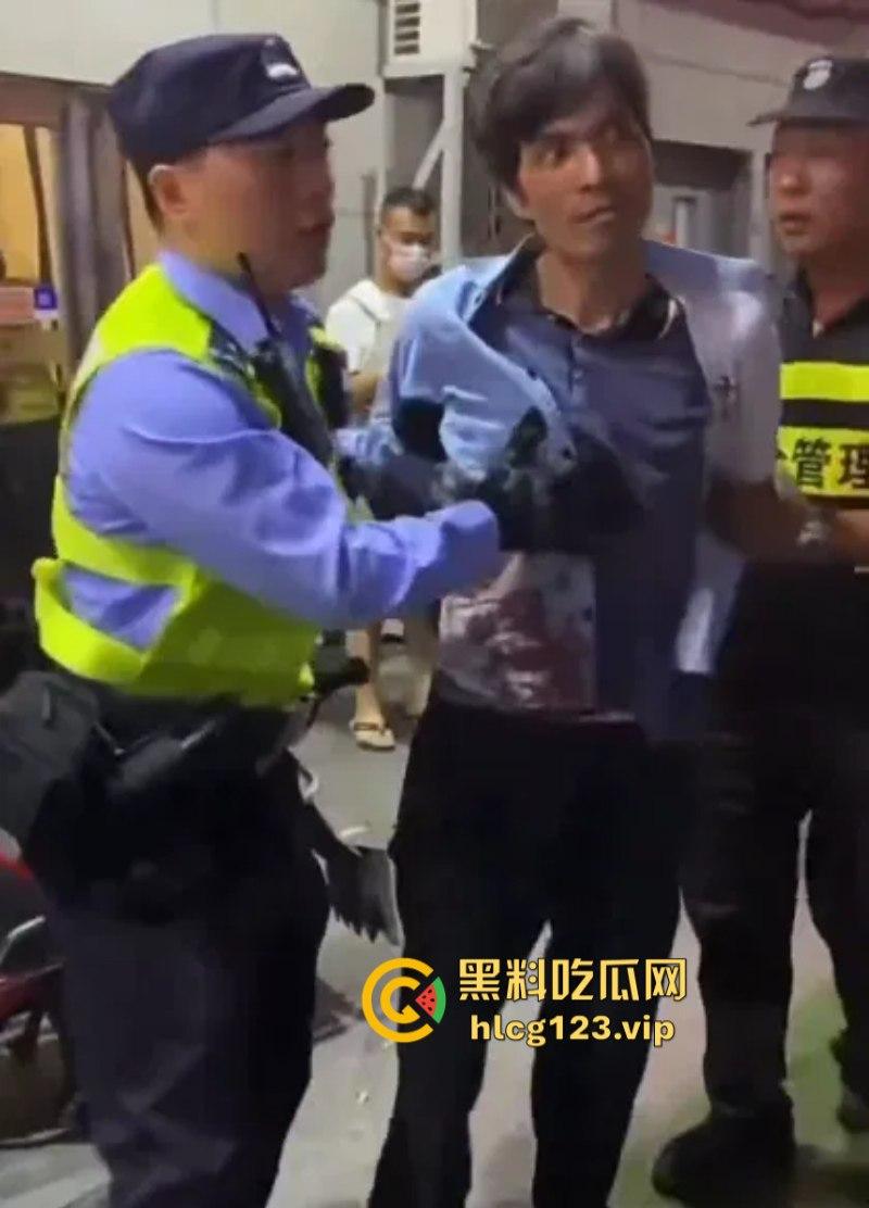 “古有双枪老太婆 现有双刀老太公”上海松江区庙前街沃尔玛商城发生随机砍人事件!目击第一现场!-3