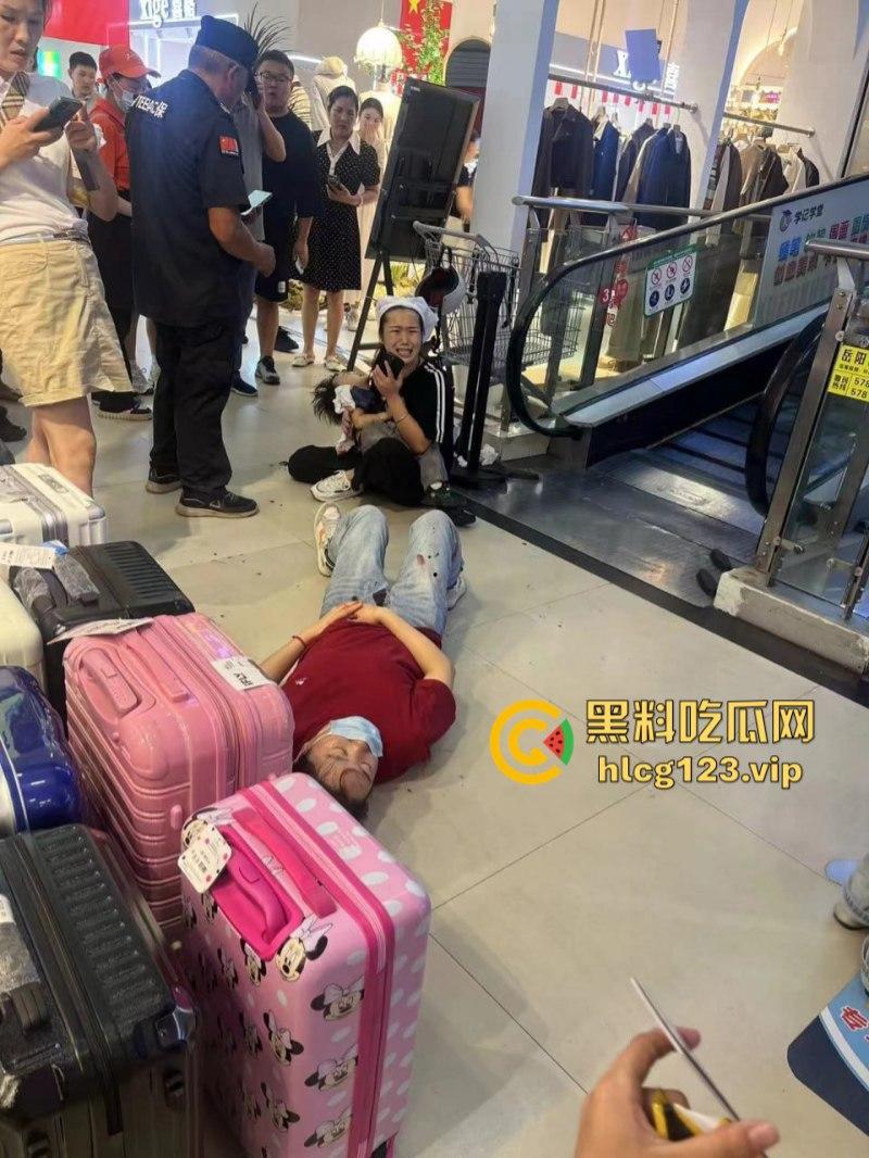 “古有双枪老太婆 现有双刀老太公”上海松江区庙前街沃尔玛商城发生随机砍人事件!目击第一现场!-5