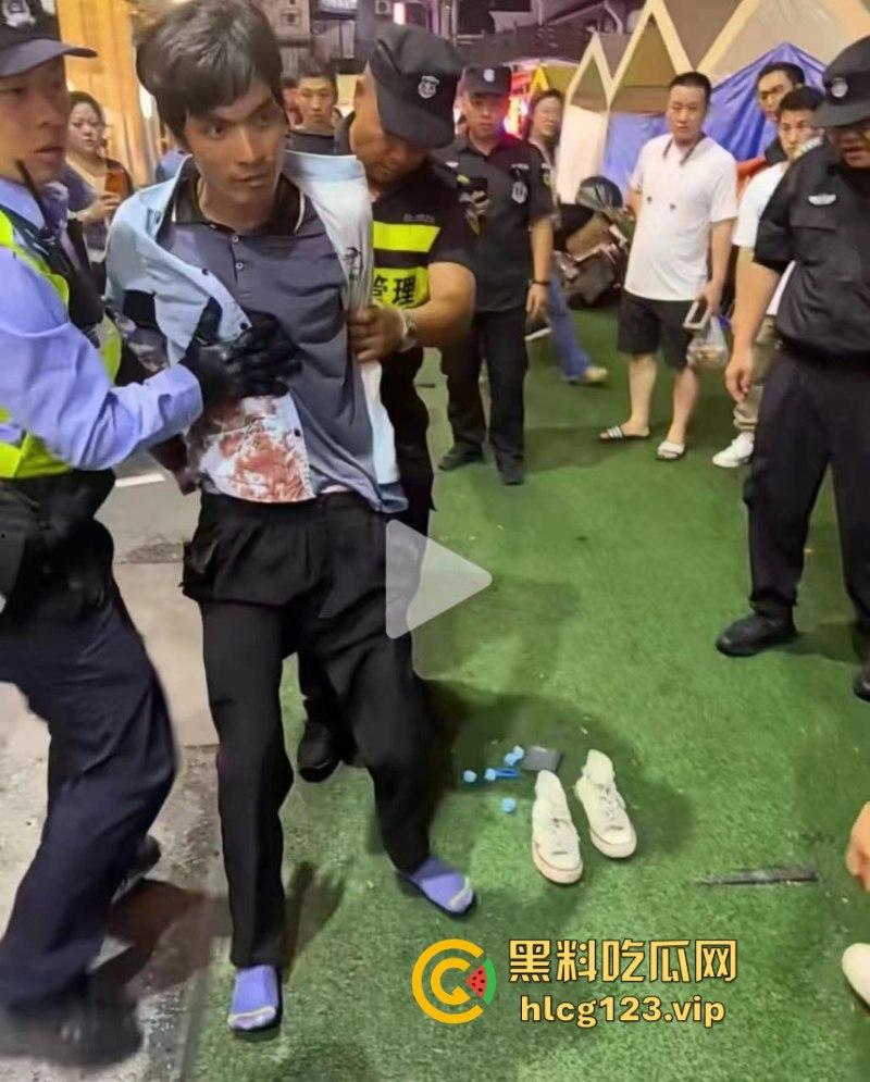 “古有双枪老太婆 现有双刀老太公”上海松江区庙前街沃尔玛商城发生随机砍人事件!目击第一现场!-6