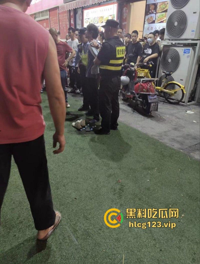 “古有双枪老太婆 现有双刀老太公”上海松江区庙前街沃尔玛商城发生随机砍人事件!目击第一现场!-7