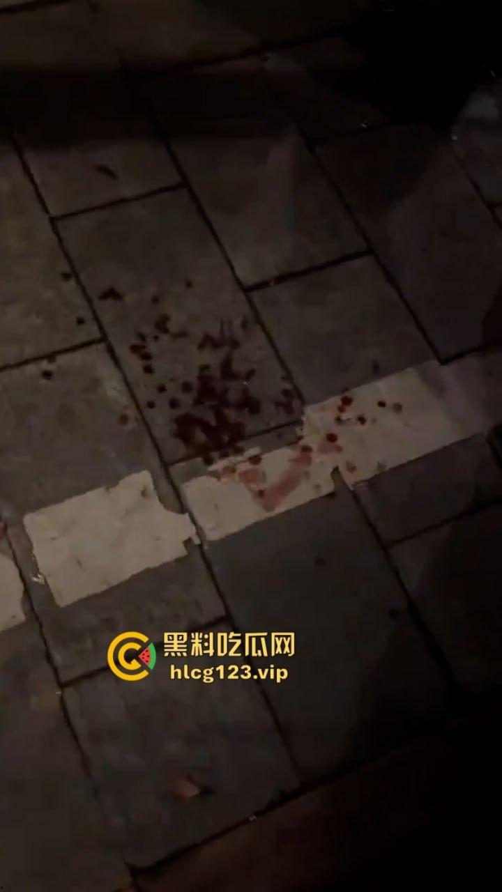 “古有双枪老太婆 现有双刀老太公”上海松江区庙前街沃尔玛商城发生随机砍人事件!目击第一现场!-9