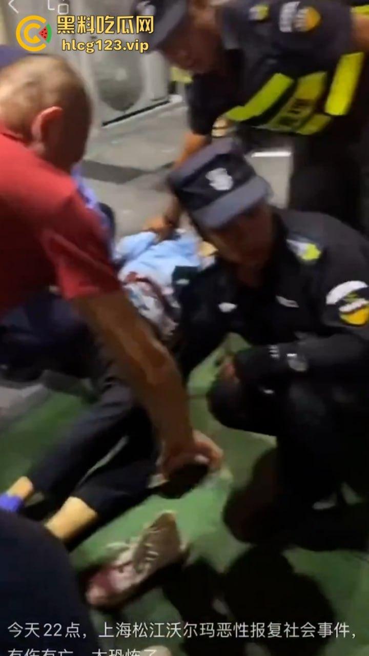 “古有双枪老太婆 现有双刀老太公”上海松江区庙前街沃尔玛商城发生随机砍人事件!目击第一现场!-11