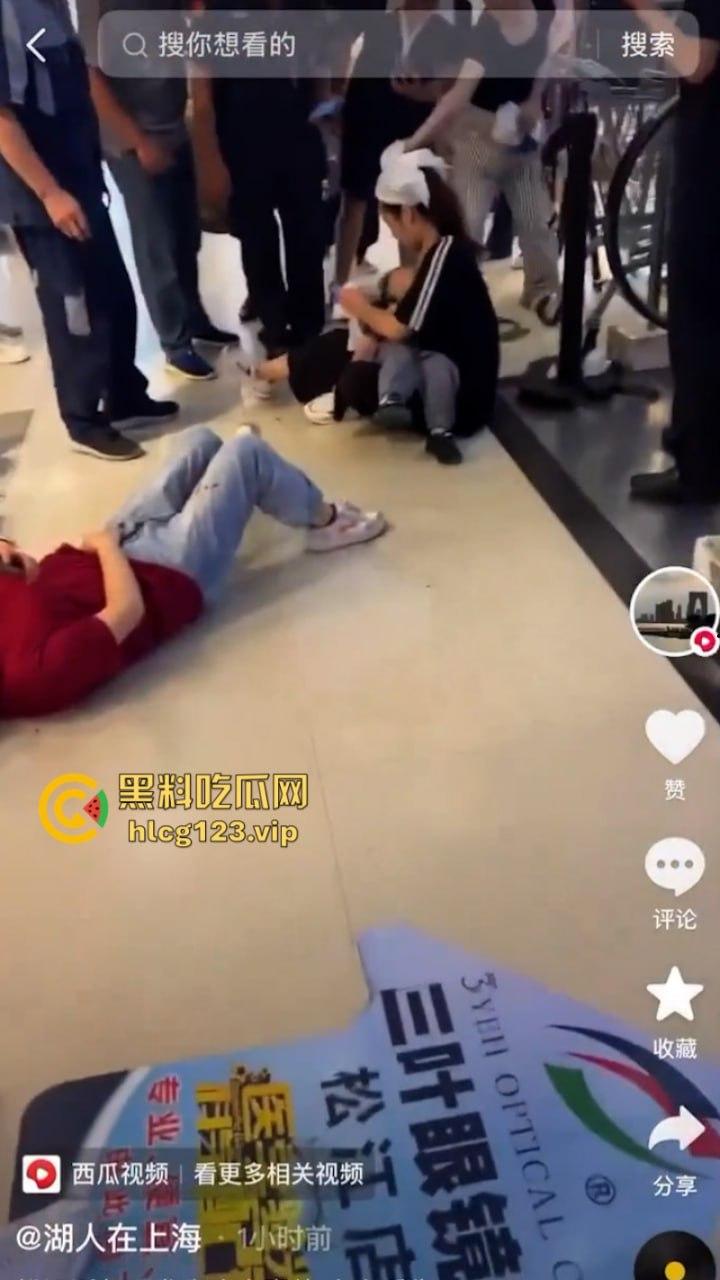 “古有双枪老太婆 现有双刀老太公”上海松江区庙前街沃尔玛商城发生随机砍人事件!目击第一现场!-13