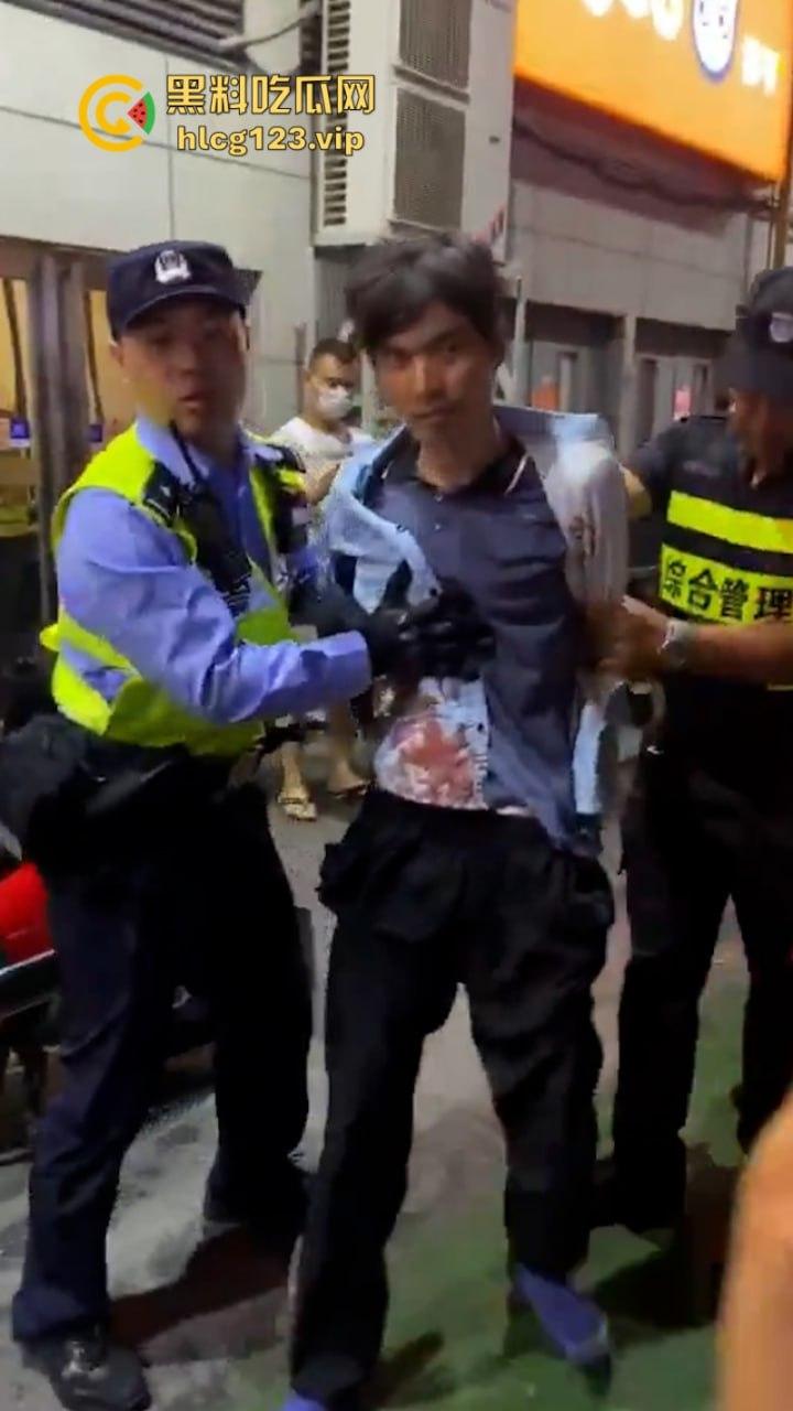 “古有双枪老太婆 现有双刀老太公”上海松江区庙前街沃尔玛商城发生随机砍人事件!目击第一现场!-14