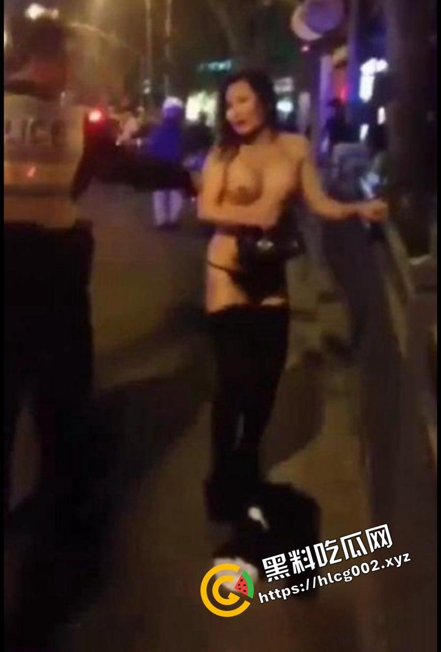 上海醉酒女当街脱衣求外国人操她 结果被警方制止并带走！ 还叫警察帮忙掰开自己的屁眼